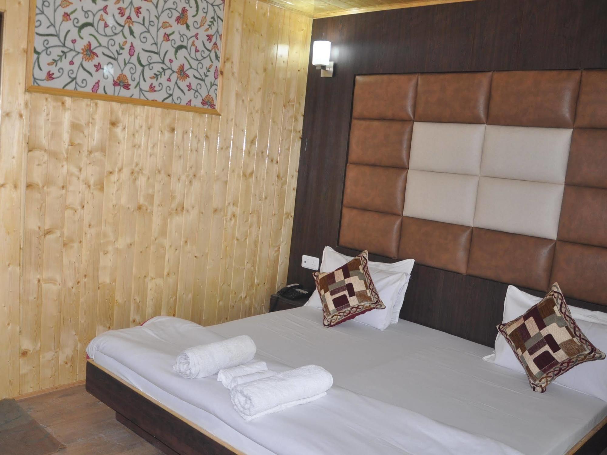 Hotel Azad Durgjan Екстер'єр фото