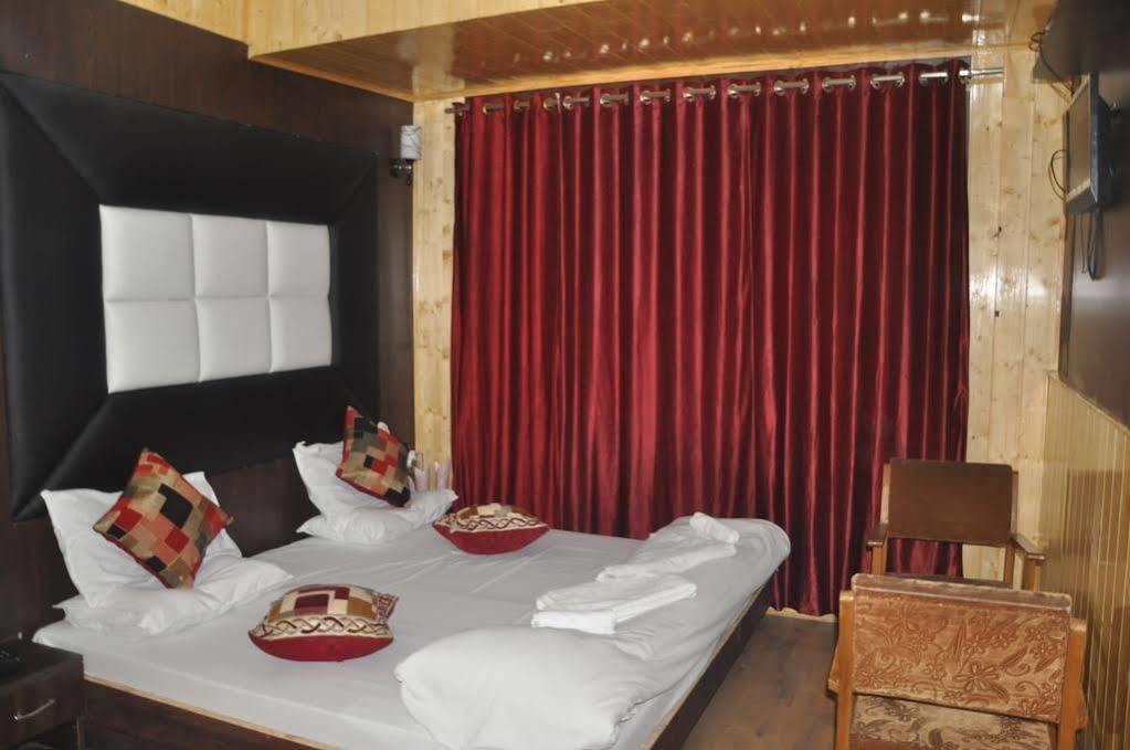 Hotel Azad Durgjan Екстер'єр фото